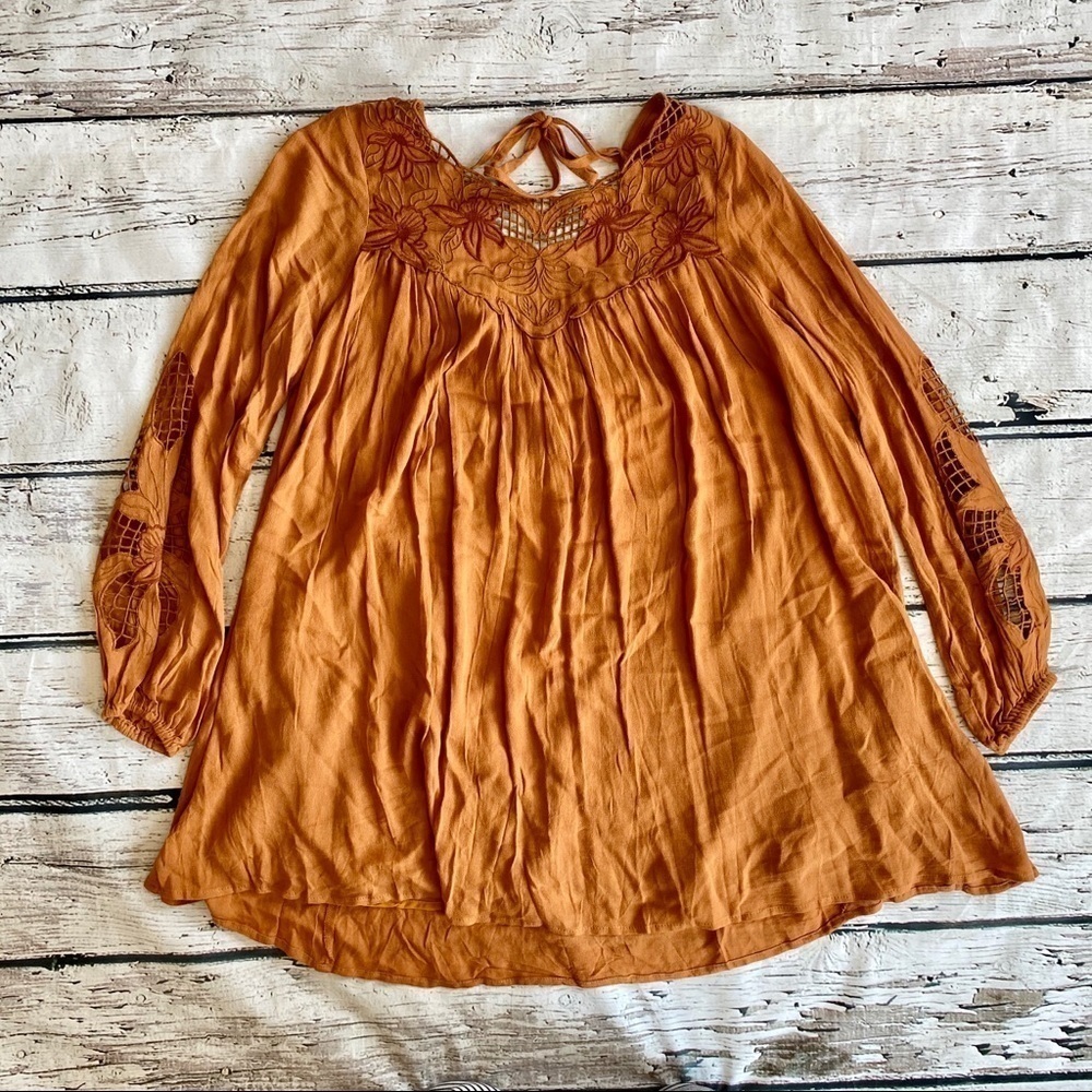 NWT Umgee orange flowy top with crochet